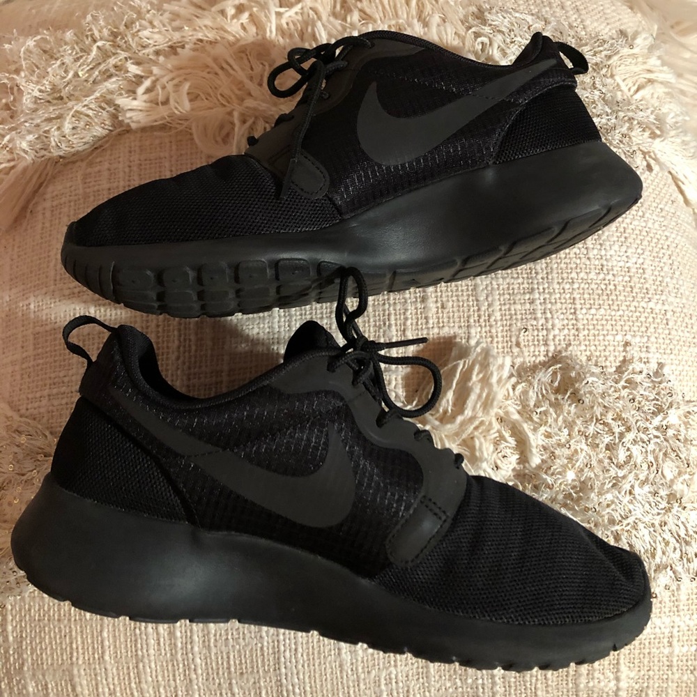 Triple black Nike Roshe Run